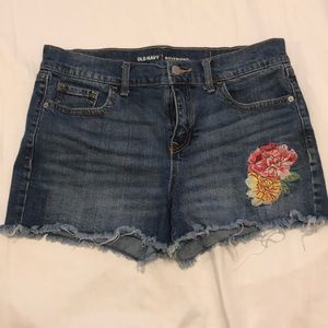 🎉Old Navy flower stitch boyfriend jean shorts